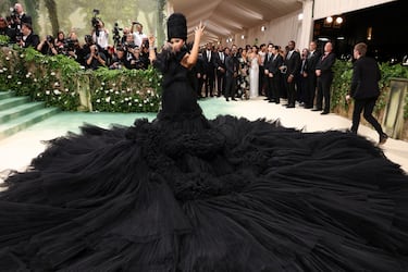 Cardi B wore one of the most standout pieces, a spectacular Windowsen black dress.