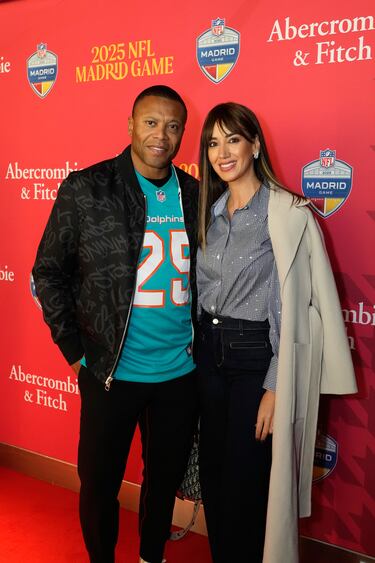 Julio Baptista y Silvia Nistal posan en la alfombra roja previa al partido.