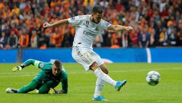 Eden Hazard dispara el bal&oacute;n en el remate contra el Galatasaray que dio en el larguero.