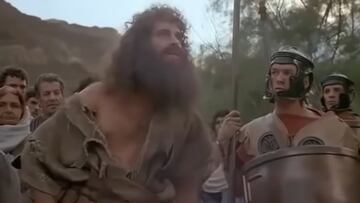 En esta película, uno de los actores más reconocidos de la industria estadounidense decidió darle un giro a la historia y reflejar, con más realismo que nunca, el tema de la película. Mel Gibson recibió todo tipo de elogios por su papel en una película sangrienta, rodada en latín, hebreo y arameo que también es una de las infalibles en estas fechas.