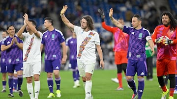 AME6243. GUADALUPE (MÉXICO), 17/01/2026.- Los jugadores de los equipos Leyendas de la FIFA y Leyendas de México saludan este sábado, al termino del partido entre los equipos Leyendas de la FIFA y Leyendas de México en el estadio BBVA en Guadalupe. EFE/ Miguel Sierra