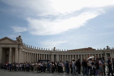 Cientos de personas esperan para despedirse del papa Francisco en la Basílica de San Pedro. 