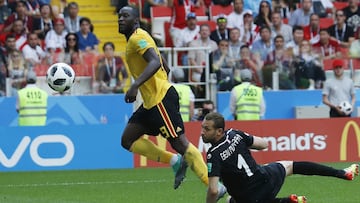 Romelu Lukaku anota un gol ante Túnez.