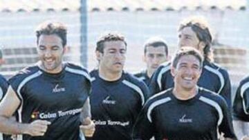 <b>SONRISAS PESE A... </b>La plantilla del Nàstic trata de disimular el mal momento. Calvo, Campano, Matellán, Ismael y Merino, corren.