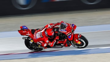Marc Márquez lidera con la Ducati durante la carrera del GP de Qatar de MotoGP.