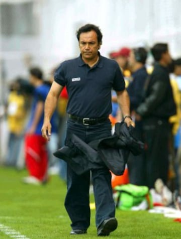 El 26 de marzo del 2000, debutó como entrenador de Pumas. Estando dos etapas con los felinos.