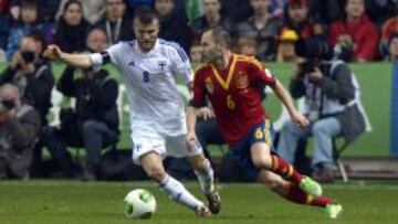Perparim Hetemaj persigue a Iniesta durante el España-Finlandia disputado en Gijón.