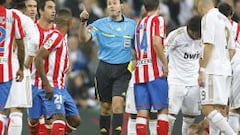Mateu Lahoz, a los pies de los caballos en el derbi madrileño