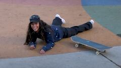 Rayssa Leal con su tabla de skate en el suelo