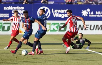 Diego Costa recibe el pase de Marcos Llorente y remata al fondo de la red.
