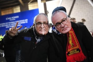 Los aficionados del Leicester homenajean a Claudio Ranieri antes del partido de la Premier League contra el Liverpool.