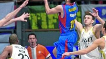 <b>PAPEL SECUNDARIO. </b>Juan Carlos Navarro deja una 'bomba' ante la mirada de Darius Lavrinovic, Louis Bullock, Novica Velickovic y Pablo Prigioni.
