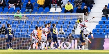 El jugador del Rayo Vallecano, Nobel Mendy, marca el 3-0 al Atlético de Madrid. 