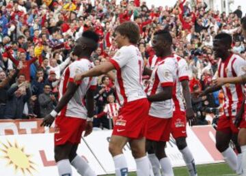 El delantero francés del Almería Thievy Bifouma elebra con sus compañeros, el gol marcado ante el FC Barcelona, el primero del equipo, durante el partido correspondiente a la undécima jornada de Liga de Primera División