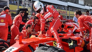 Ferrari&#039;s German driver Sebastian Vettel (C) gets out of his car before the start of the Formula One Japanese Grand Prix at Suzuka on October 8, 2017.  / AFP PHOTO / Kazuhiro NOGI