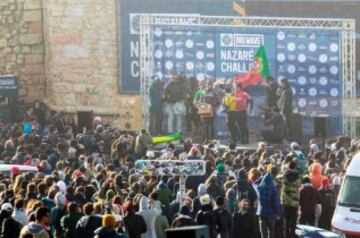 El australiano Jamie Mitchell fue el que mejor compitió (o sobrevivió) en las olas de Nazaré. 