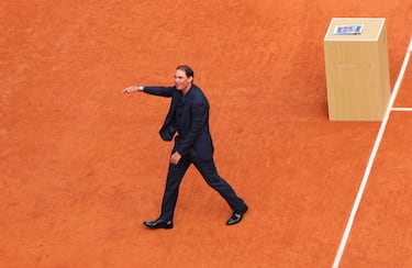 Rafa Nadal durante su emotivo homenaje en la pista Philippe-Chatrier. 