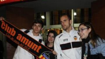 <b>ÍDOLO. </b>Soldado, fotografiándose con aficionados valencianistas antes de emprender viaje.
