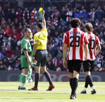 El árbitro Bernardino González Vázquez mostró 13 tarjetas amarillas, cuatro más por doble amonestación y una tarjeta roja directa. Temporada 2008-2009