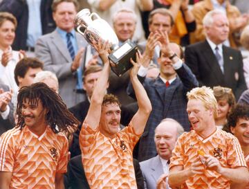 La 'Oranje' consiguió su pirmera Eurocopa el 25 de junio de 1988 en Múnich, Alemania. Ganó 2-0 a la Unión Soviética con tantos de Ruud Gullit y Marco van Basten. En la foto, los jugadores Ruud Gullit, Berry van Aerle y Ronald Koeman, levantan el trofeo de 1988.