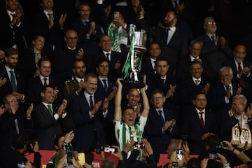 Joaquín recoge el trofeo que acredita al Betis campeón de Copa del Rey.