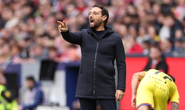 El entrenador el Getafe José Bordalás dando instrucciones  sus jugadores en la banda. 





