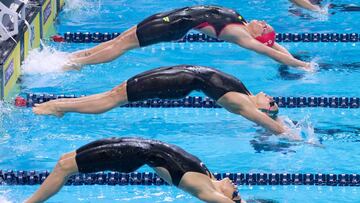 Nadadores en una prueba de espalda.