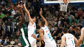 Athens (Greece), 24/11/2017.- Chris Singleton (L) of Panathinaikos in action with Jonas Maciulis (R) of Real Madrid during the Euroleague basketball match between Panathiniakos Athens and Real Madrid in Athens, Greece, 24 November 2017. (Euroliga, Baloncesto, Grecia, Atenas) EFE/EPA/GEORGIA PANAGOPOULOU