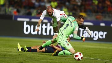 Penalti sobre Aleix Vidal que falló Ben Yedder.