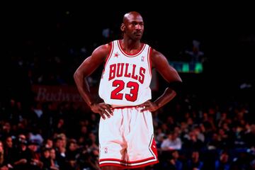 El mejor basquetbolista de todos los tiempos es, posiblemente, el mejor en la historia del deporte estadounidense. Y es que Jordan consiguió 6 anillos con los Chicago Bulls, promediando 30 puntos por partido. Probó suerte en el béisbol, pero lo suyo siempre fue en las duelas, donde logró cinco veces el premio de mejor jugador de la NBA y 10 títulos de máximo anotador. Con su selección nacional, obtuvo dos medallas de oro olímpicas, incluyendo la de Barcelona 92, con el Dream Team original.