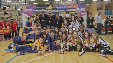Los jugadores y jugadoras de la Selección de Cataluña celebran la consecución del campeonato de España de Minibasket.