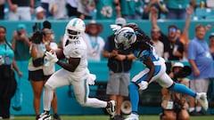 MIAMI GARDENS, FLORIDA - OCTOBER 15: Tyreek Hill #10 of the Miami Dolphins scores a touchdown during the second quarter in the game against the Carolina Panthers at Hard Rock Stadium on October 15, 2023 in Miami Gardens, Florida.   Megan Briggs/Getty Images/AFP (Photo by Megan Briggs / GETTY IMAGES NORTH AMERICA / Getty Images via AFP)