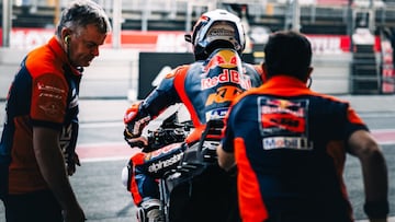 Acosta, con la KTM en el test de MotoGP en Barcelona.