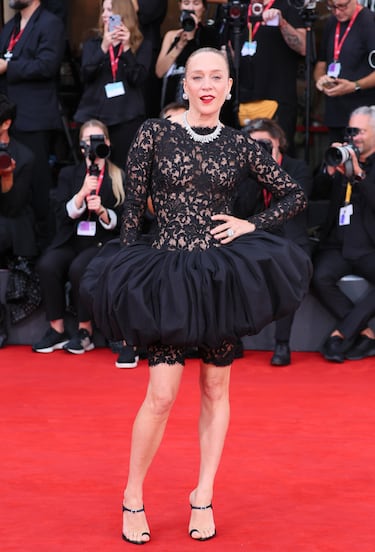 Chloe Sevigny asiste a la alfombra roja de "After The Hunt" durante el 82.º Festival Internacional de Cine de Venecia.