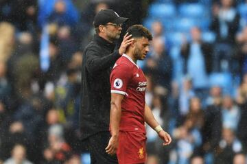 Jurgen Klopp, Manager of Liverpool and Alex Oxlade-Chamberlain of Liverpool embrace after the Premier League match between Manchester City and Liverpool at Etihad Stadium