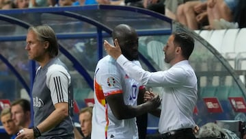 Soccer Football - UEFA Euro 2024 Qualifier - Group F - Estonia v Belgium - A. Le Coq Arena, Tallinn, Estonia - June 20, 2023  Belgium's Romelu Lukaku with coach Domenico Tedesco after being substituted REUTERS/Ints Kalnins