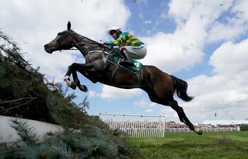 Aidan Coleman durante el Aintree Grand National.