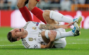 Nzonzi se lleva la tarjeta amarilla por el pisot¨®n a Kroos en el penalti.