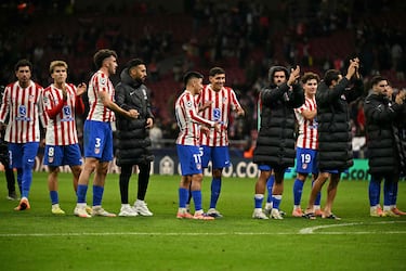Los futbolistas del Atlético de Madrid celebran la victoria con sus aficionados.