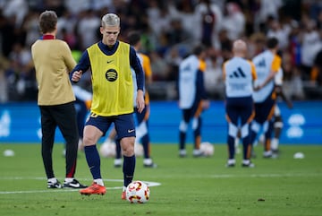 Dani Olmo calienta antes de la final.