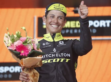 Esteban Chaves celebra en el podio del Giro de Italia en su segunda victoria de etapa en sus participaciones en la competencia.