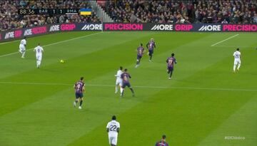 Gavi tambi¨¦n fue protagonista en esta acci¨®n junto a Ceballos y Lewandowski. Estos dos discutieron mientras el Madrid ya estaba en campo contrario. Ceballos sigui¨® la contra y el 6 del Barcelona 'carg¨®' y le derrib¨®.