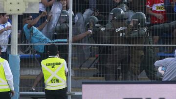 Futbol, Universidad Catolica vs O'Higgins Segunda fecha, primera rueda Campeonato 2020. Manifestantes ingresan a la cancha durante el partido de primera division disputado en el estadio San Carlos de Apoquindo de Santiago, Chile. 02/02/2020 Jonnathan Oyarzun/Photosport Football, Universidad Catolica vs O'Higgins Second date Championship 2020 Rioters storm the pitch during the first division football match held at the San Carlos de Apoquindo stadium in Santiago, Chile. 02/02/2020 Jonnathan Oyarzun/Photosport