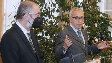 El presidente de Aragón, Javier Lamban y el presidente del Comite Olimpico Español Alejandro Blanco, tras una reunión sobre la candidatura olimpica a los Juegos Olimpicos de Invierno 2030 entre Aragon y Cataluña el pasado mes d
