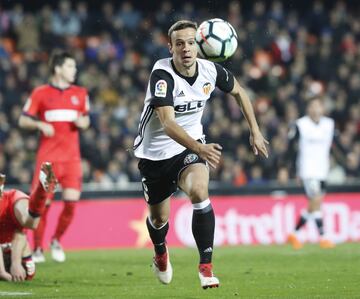 El centrocampista serbio vistió la camiseta del Valencia una única temporada, la 2017-18. Llegó al Getafe en 2018 donde juega en la actualidad. 