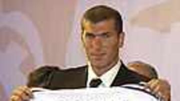 Zidane muestra la camiseta blanca con el número cinco que lucirá en la espalda (EFE)