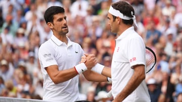 Novak Djokovic y Roger Federer se saludan tras la final de Wimbledon 2019, que terminó con triunfo del serbio.