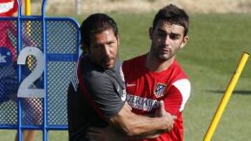 Simeone, en un ejercicio con Adrián en un entrenamiento. El argentino tiene fe en él.