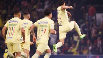 MEX00. CIUDAD DE MÉXICO (MÉXICO), 17/09/2022.- El jugador de América Henry Martín celebra una anotación ante Chivas hoy, durante un partido de la jornada 15 del Torneo Apertura del fútbol mexicano realizado en el Estadio Azteca de la Ciudad de México (México). EFE/José Méndez
