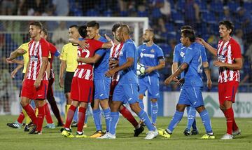 Saludo final entre el Getafe y el Atlético de Madrid.